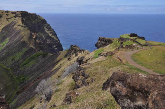 Topo do vucão Rano Kau, onde se iniciava o festival do homem-pássaro, em Rapa Nui (ou Ilha de Páscoa), ilha chilena no meio do Oceano Pacífico